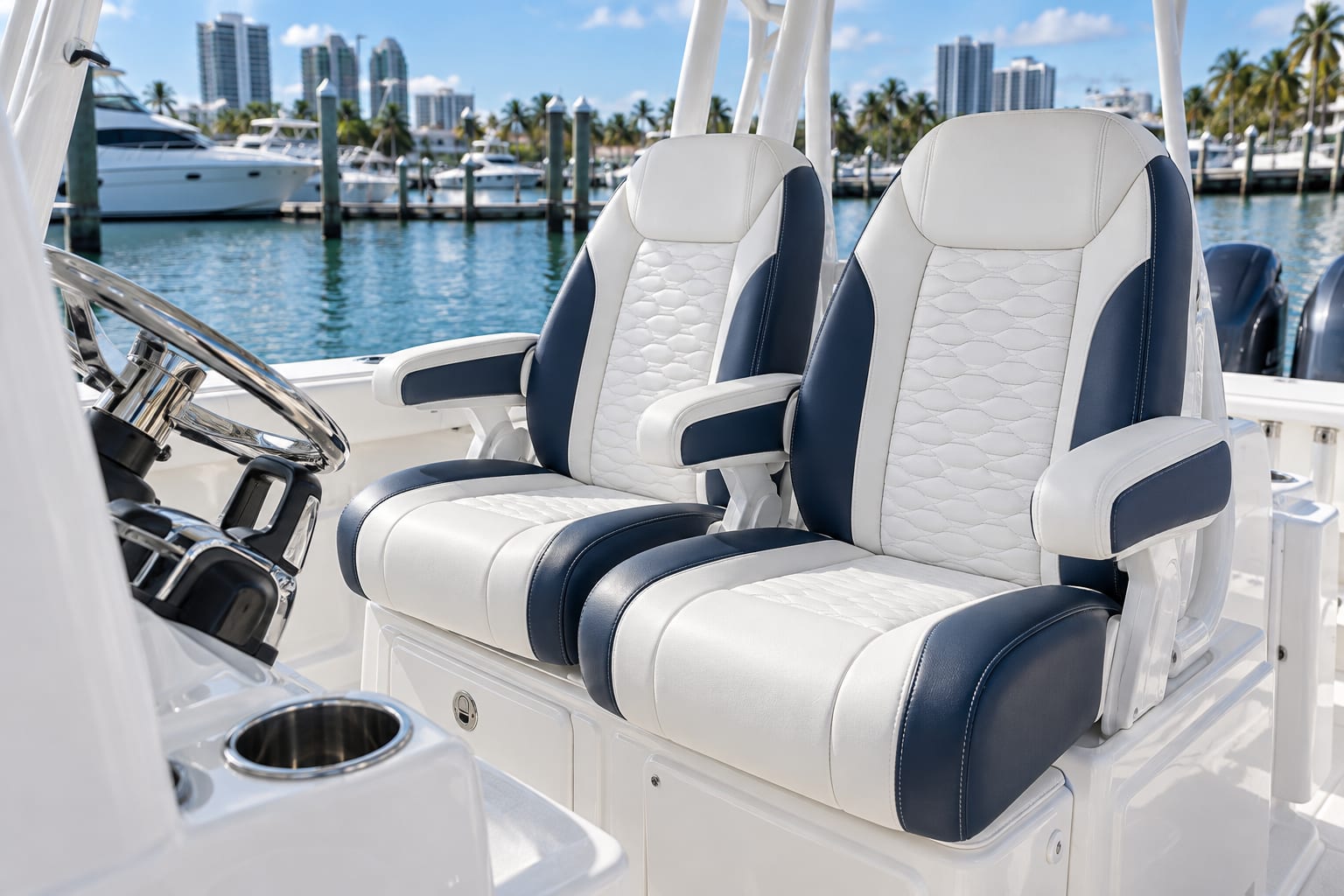 Imagen ilustrativa: asientos de timón de una lancha en vinil marino blanco y azul marino, en una marina de Miami
